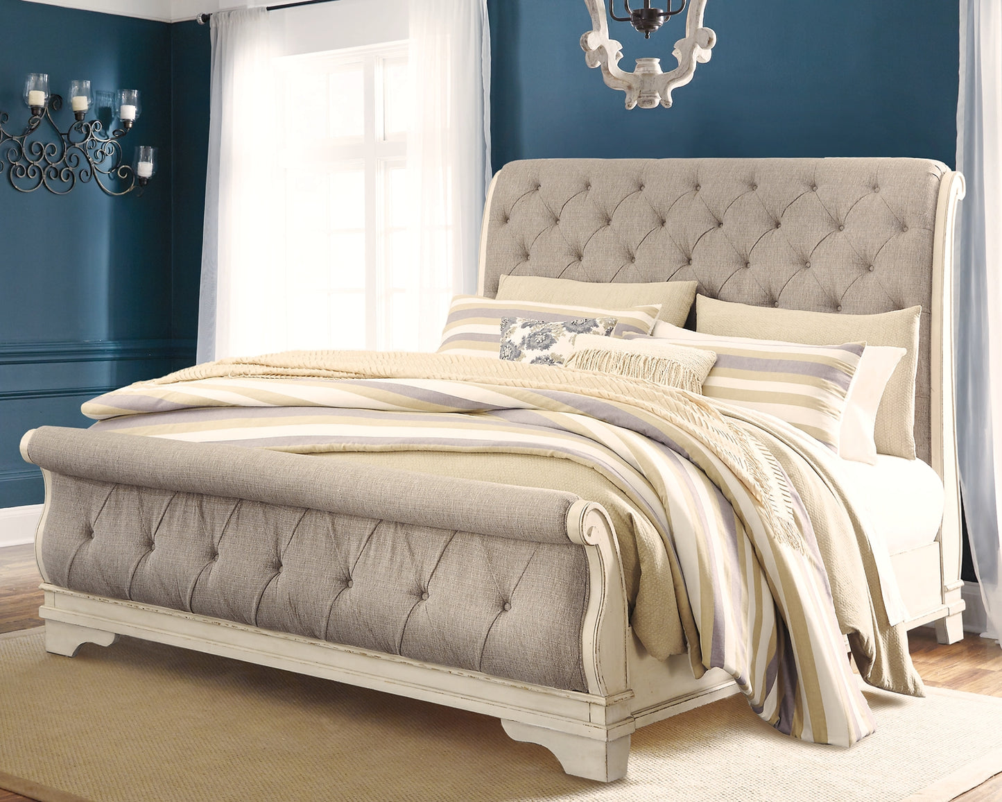 Realyn Sleigh Bed With Mirrored Dresser